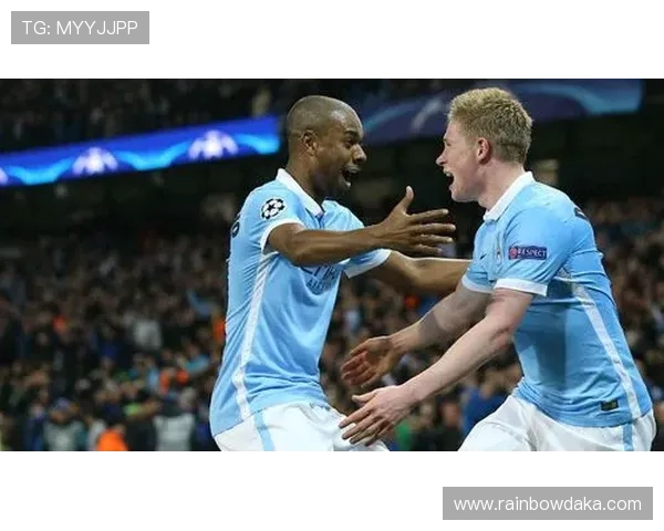 大战在即 皇马曼城高管互赠纪念品 大战在即 皇马曼城高管互赠纪念品